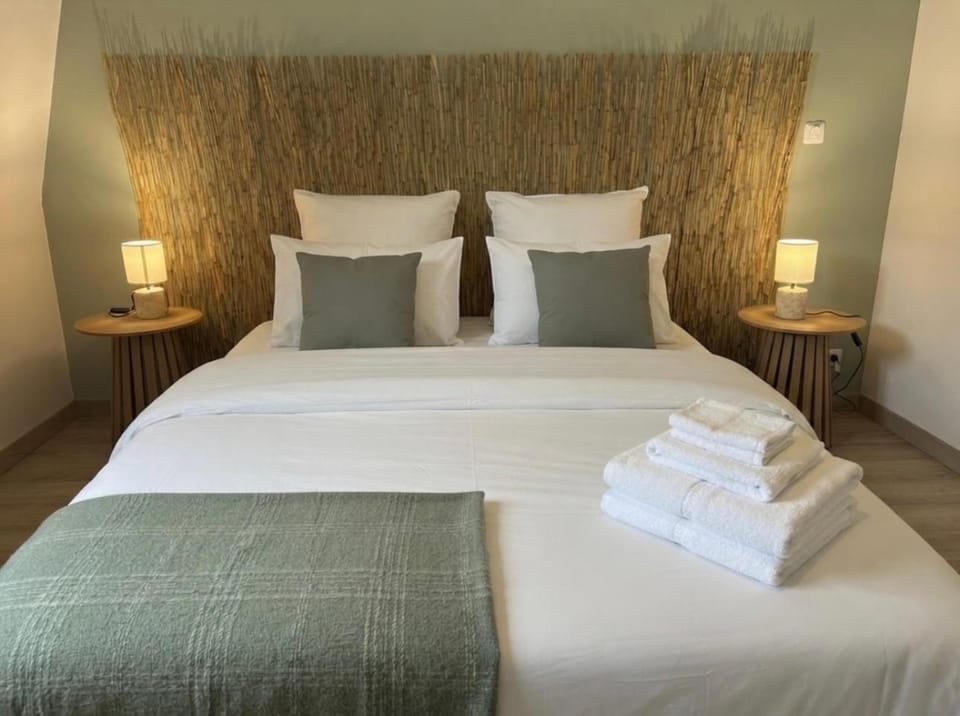 Bed, towels