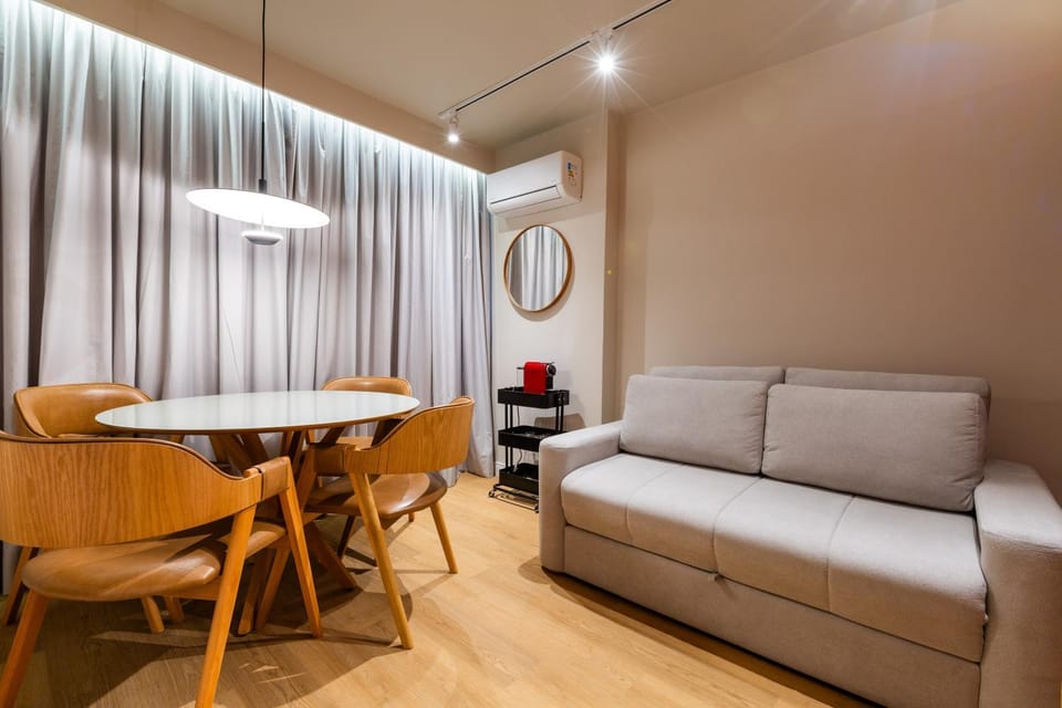 Coffee/tea facilities, Living room, Seating area, Dining area, air conditioner
