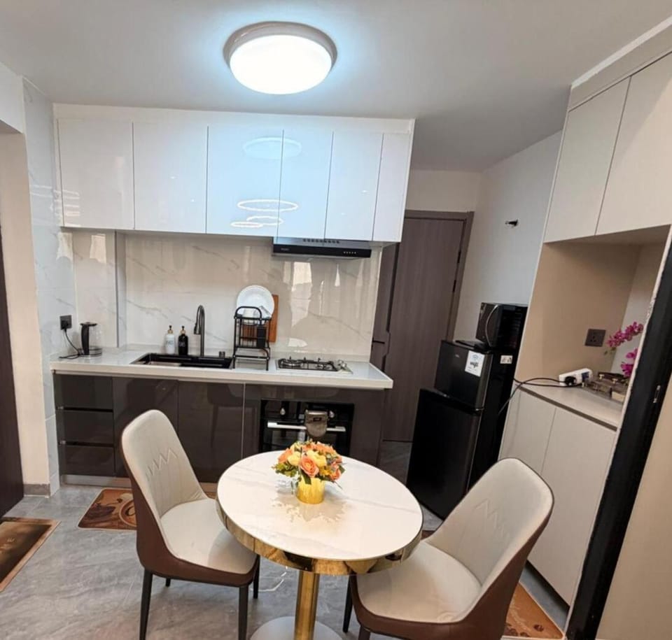 Luxury Small 1BR Pool, Gym & Boardroom Access Apartment in Nairobi County