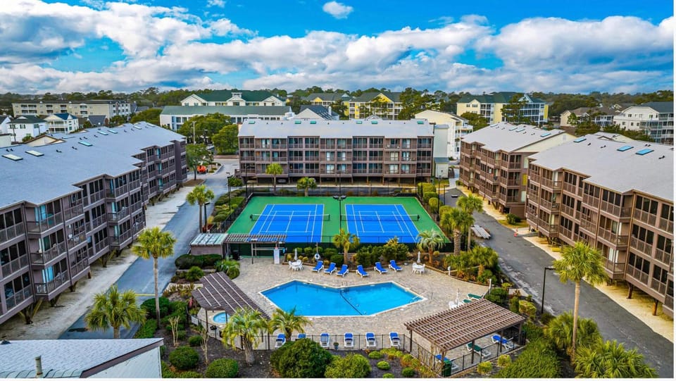 Property building, Bird's eye view, Pool view, Swimming pool, sunbed