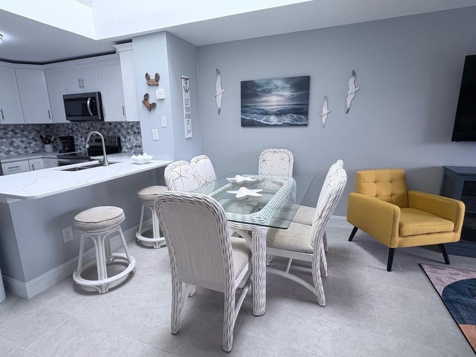 Kitchen or kitchenette, Dining area