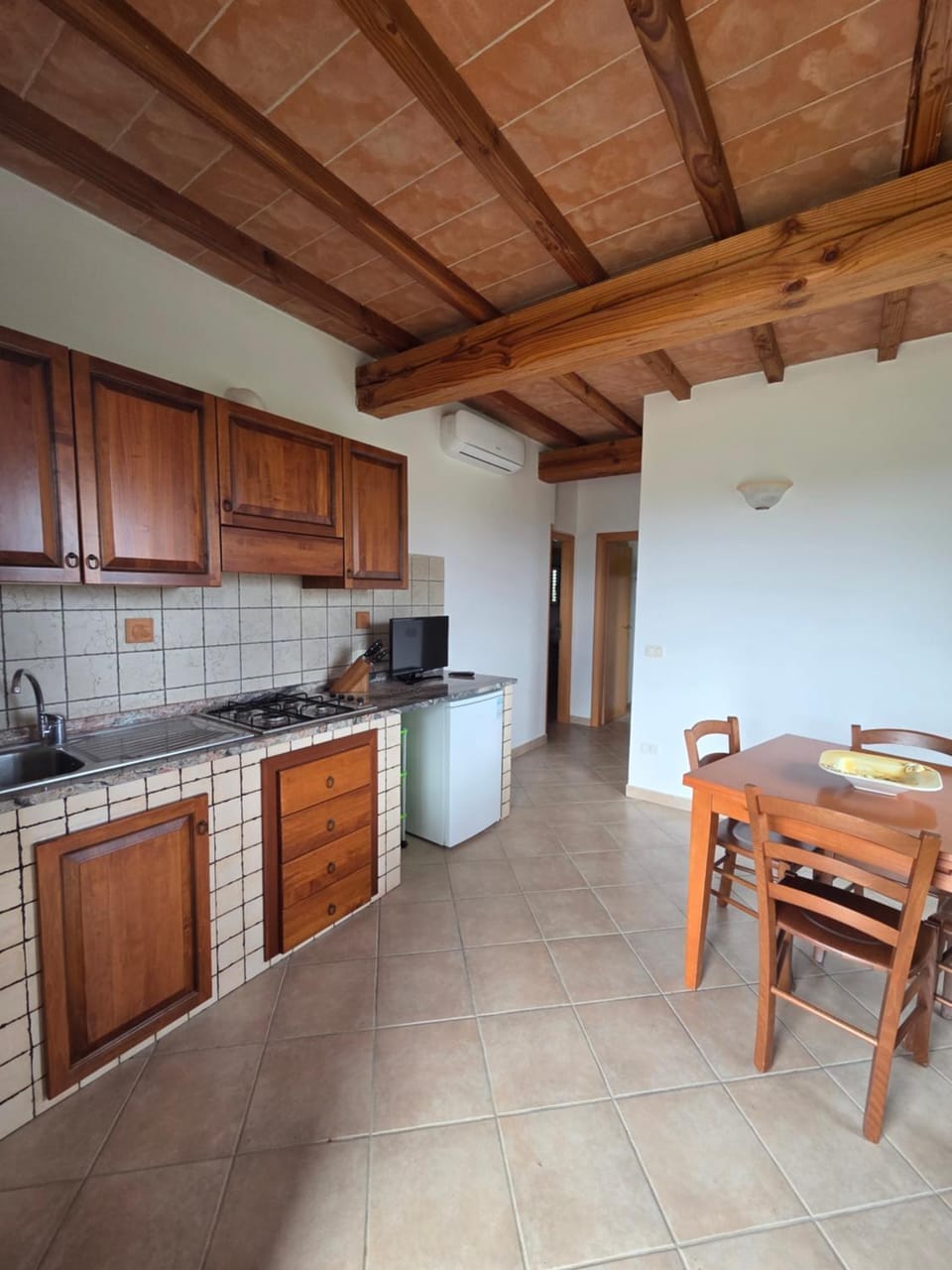 Kitchen or kitchenette, Dining area, minibar, stove