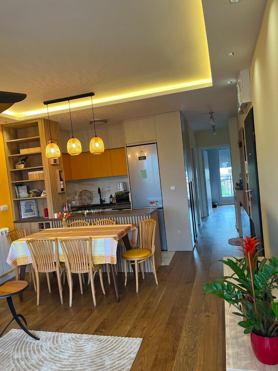 Kitchen or kitchenette, Dining area
