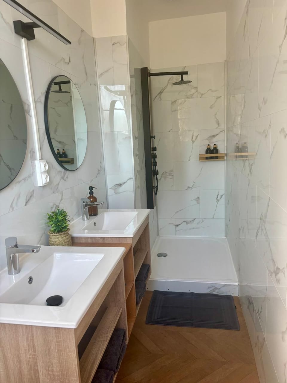 Shower, Toilet, Bathroom, Bath, towels