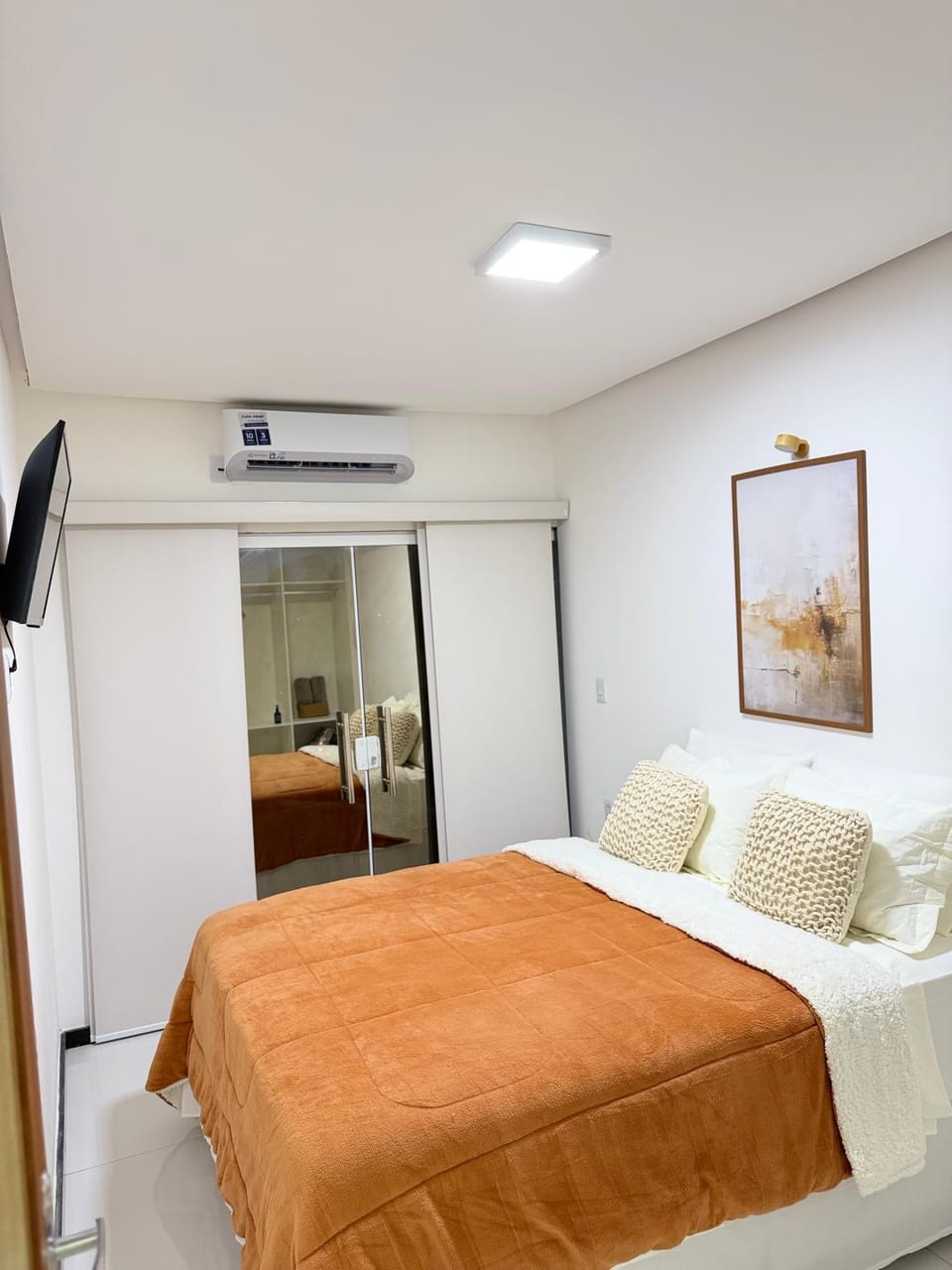 Bed, TV and multimedia, Photo of the whole room, Bedroom, air conditioner