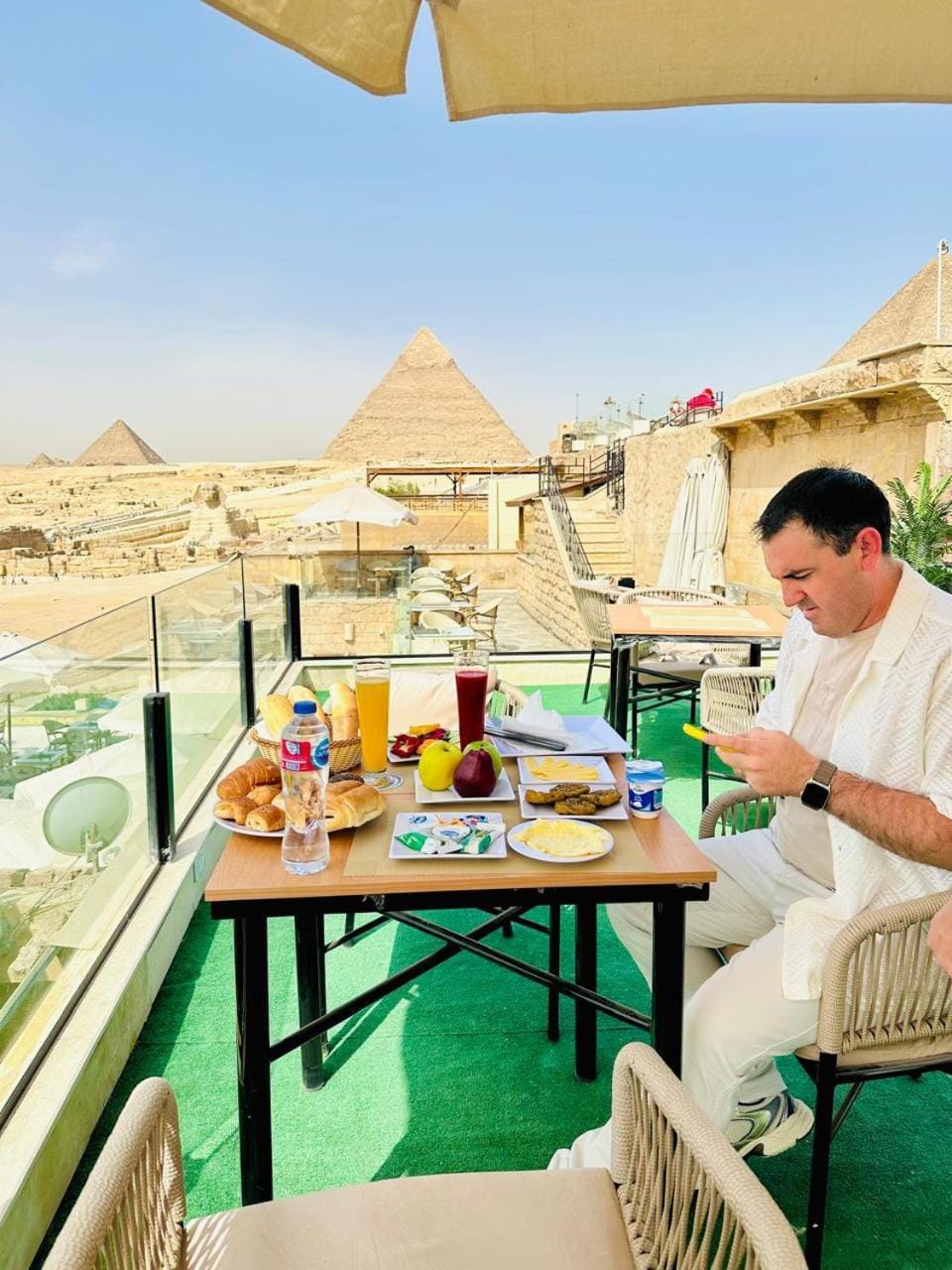 Patio, Day, People, Natural landscape, View (from property/room), Balcony/Terrace, Food and drinks, Dining area, Food, Drinks, Alcoholic drinks