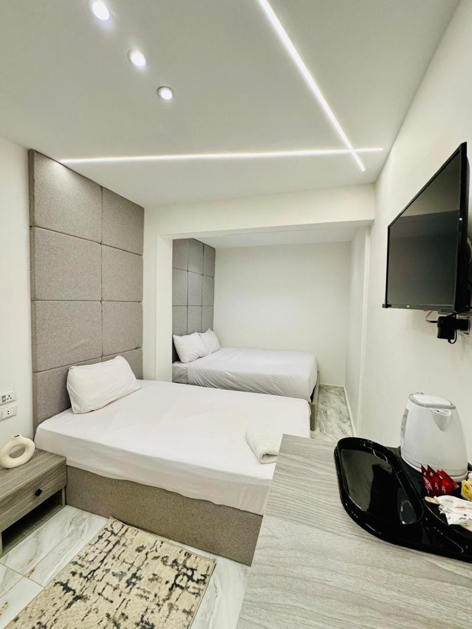 Bed, TV and multimedia, Living room, Photo of the whole room, Bedroom, towels
