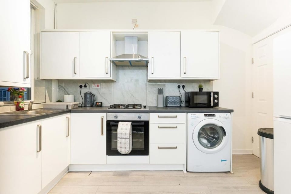 Spacious 4 Bedroom house in Leeds - Sleeps 7 Apartment in Leeds
