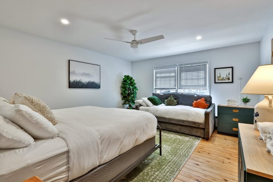 Birch Tree Lodge - 6BR Killington lodge with ensuite baths and shuttle stop House in Mendon