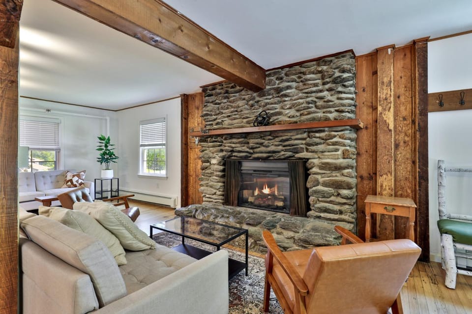Birch Tree Lodge - 6BR Killington lodge with ensuite baths and shuttle stop House in Mendon