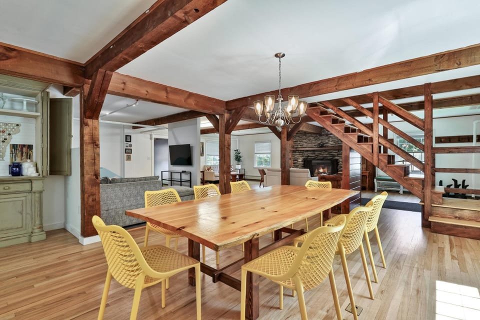 Birch Tree Lodge - 6BR Killington lodge with ensuite baths and shuttle stop House in Mendon