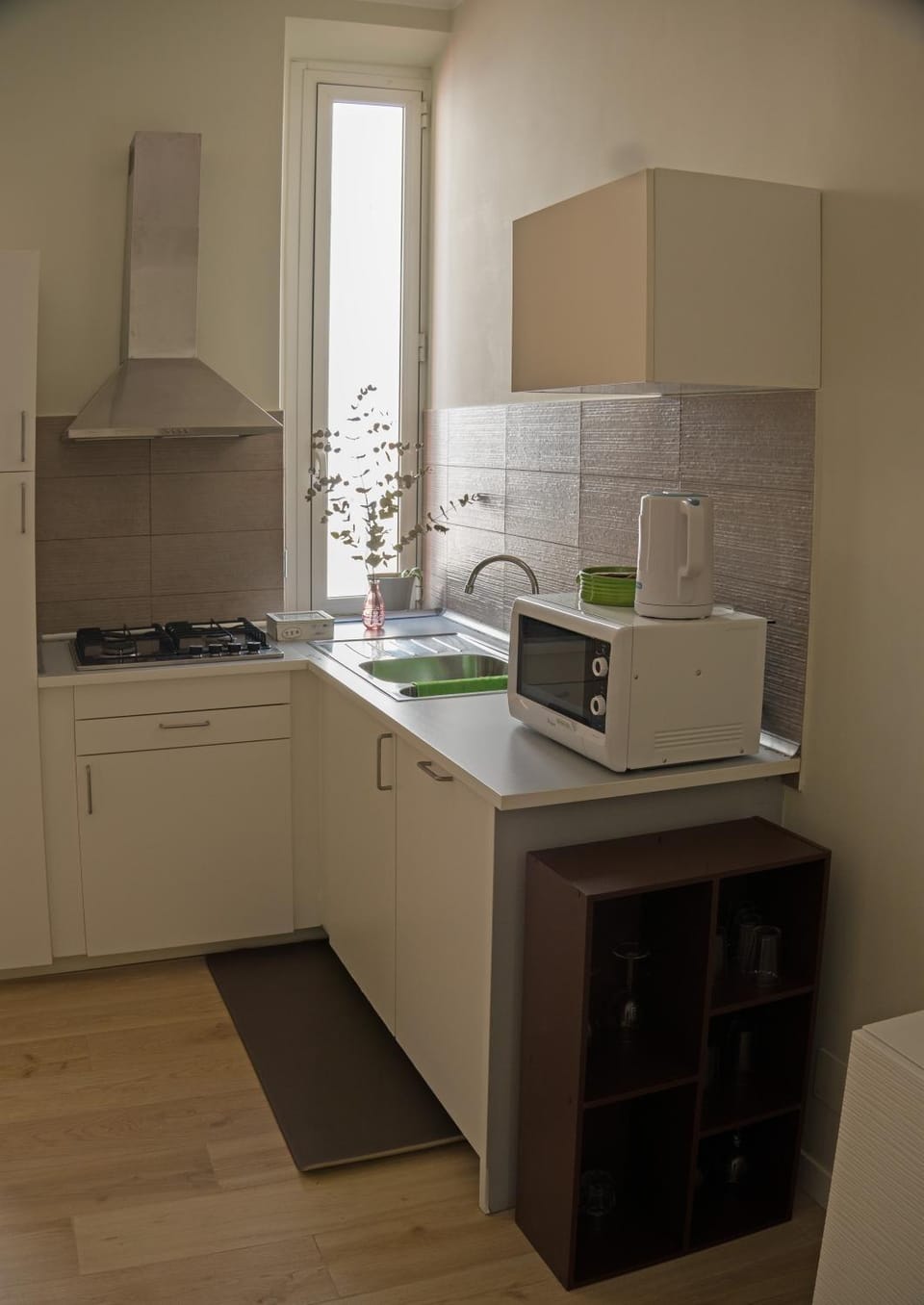 Kitchen or kitchenette, dishwasher, stove
