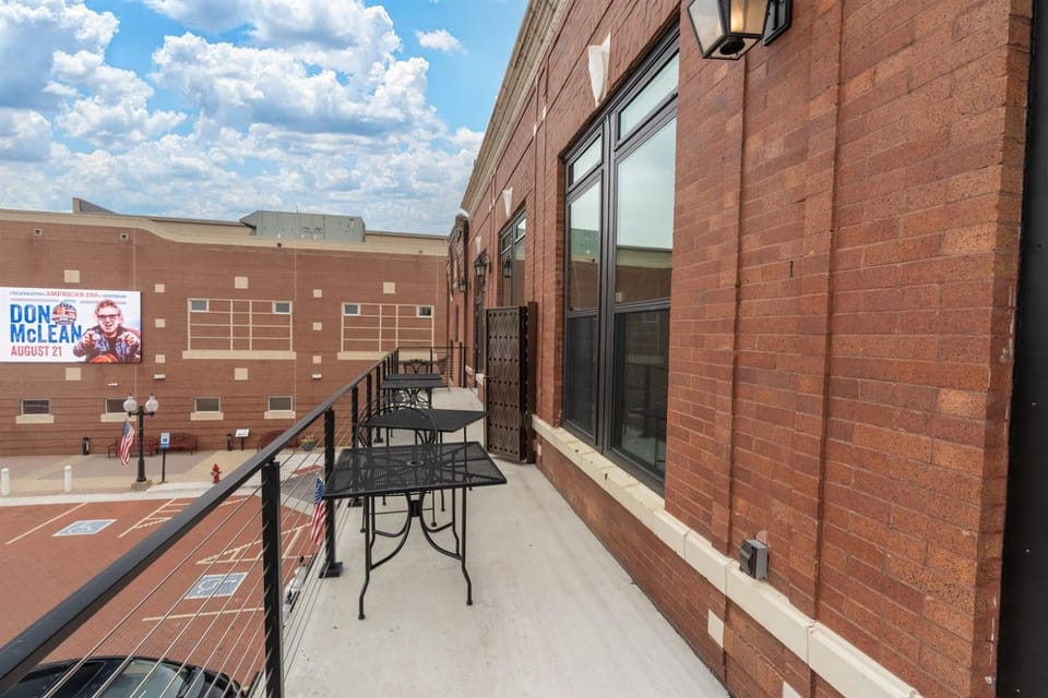 Walkable Downtown Marion Luxury Suite Apartment in Marion