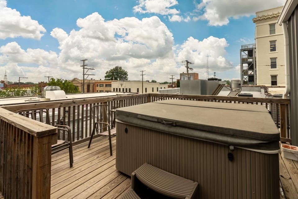Walkable Downtown Marion Luxury Suite Apartment in Marion