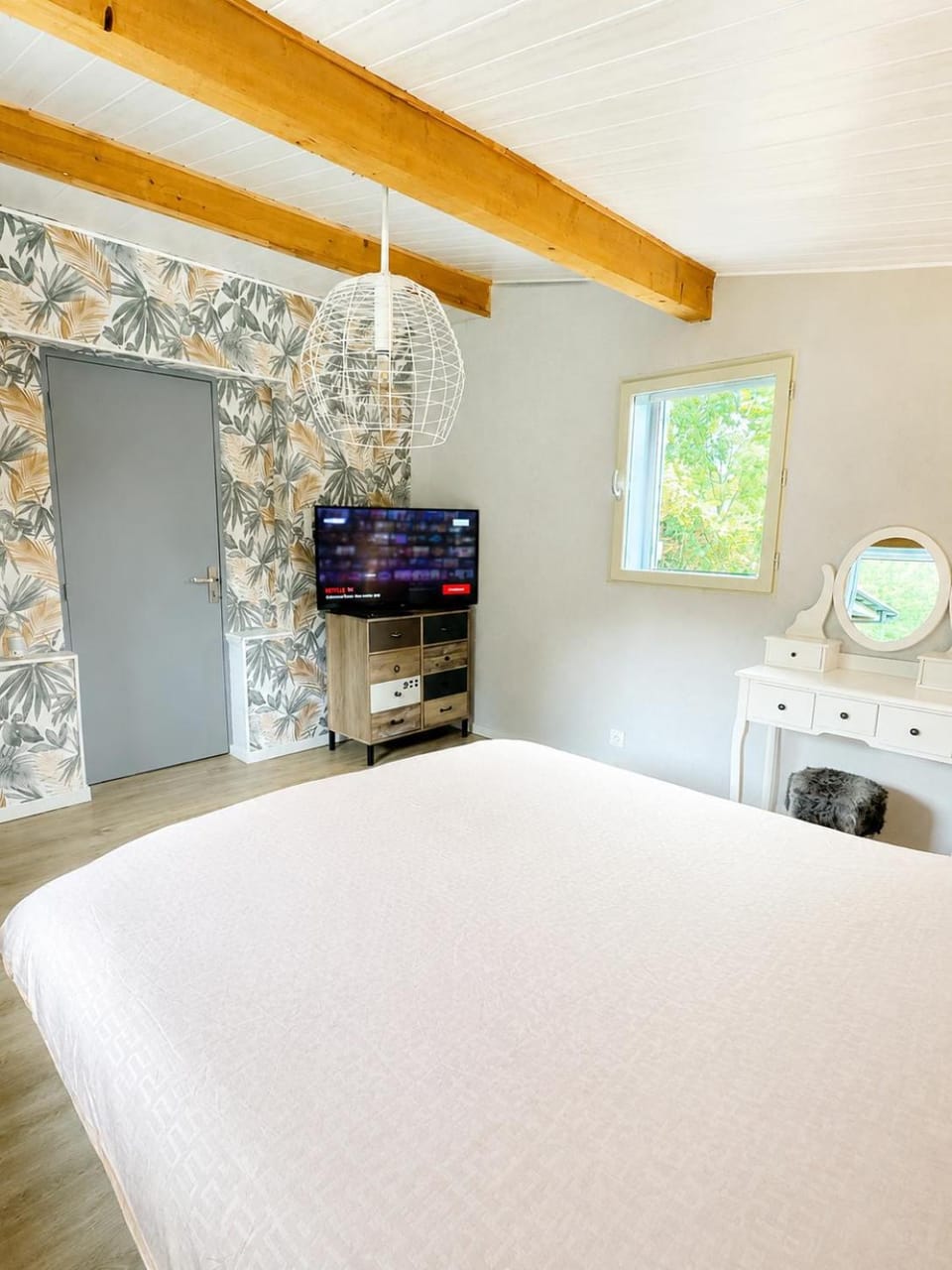 Bed, TV and multimedia, Photo of the whole room, Bedroom, hair dresser