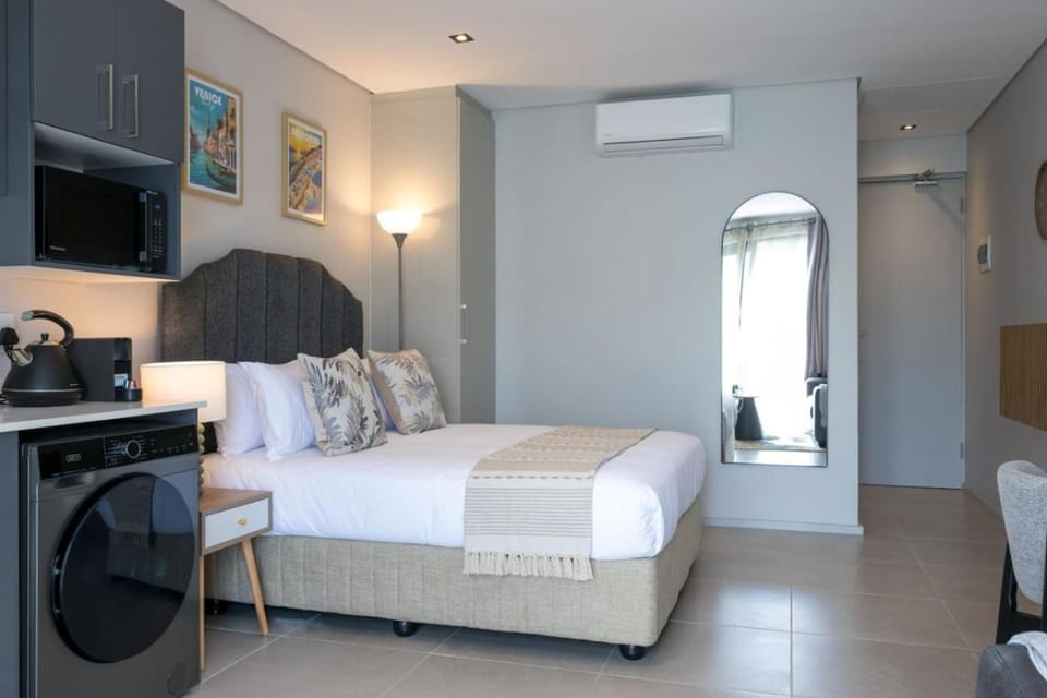 Bed, Kitchen or kitchenette, Photo of the whole room, Bedroom, minibar, air conditioner