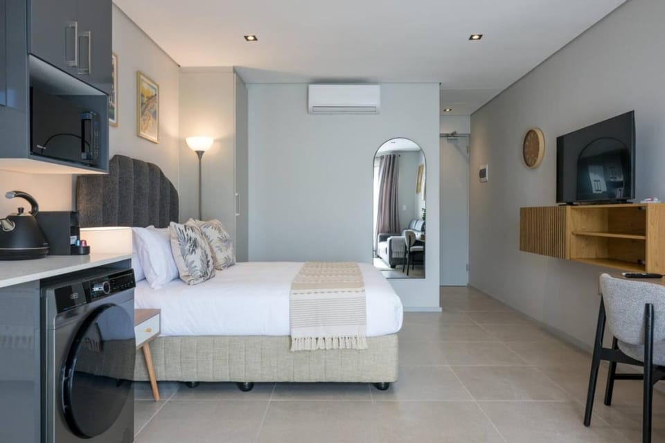 Bed, TV and multimedia, Kitchen or kitchenette, Photo of the whole room, Seating area, Bedroom, minibar, air conditioner