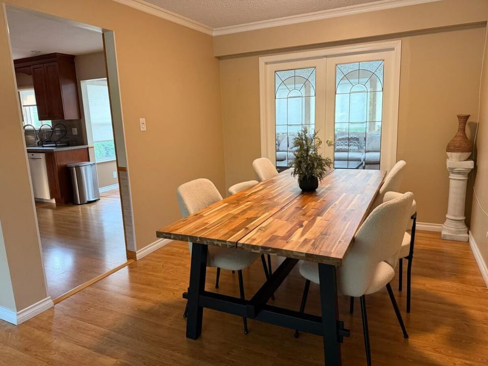 Spacious North Delta Home with Private Backyard Apartment in Surrey