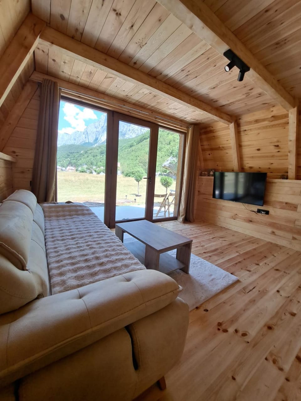 Game of Stones -Hidden Gem of Durmitor House in Montenegro