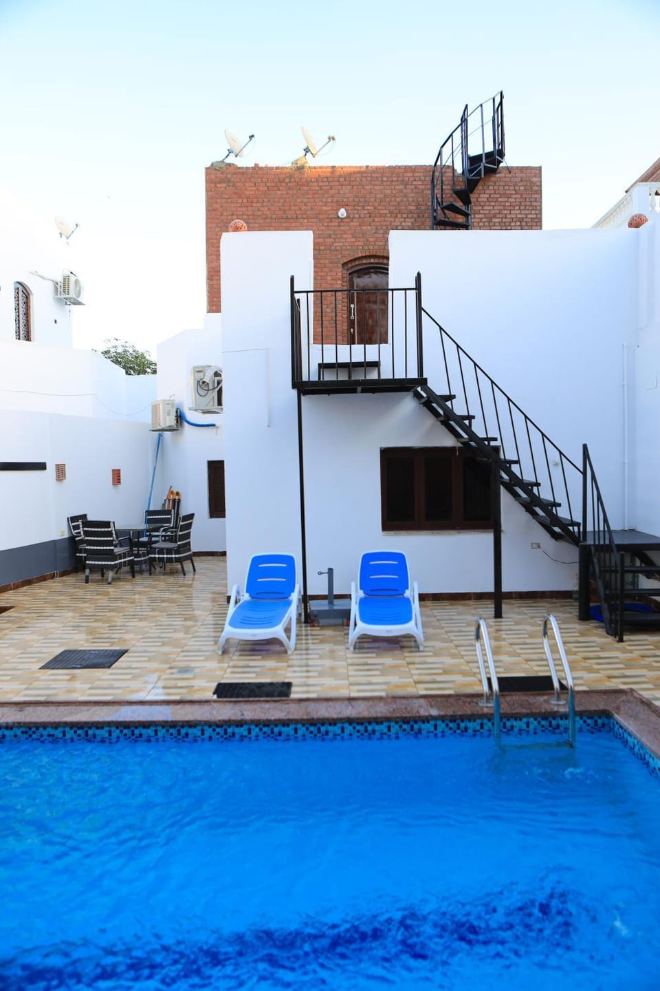 Property building, Balcony/Terrace, Pool view, Swimming pool, sunbed
