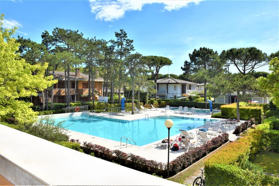 Property building, Garden, Garden view, Pool view, Swimming pool