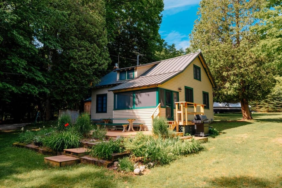 Camp Haven Retreat 3 Homes 12 Bedrooms Little Glen Lake House in Glen Lake