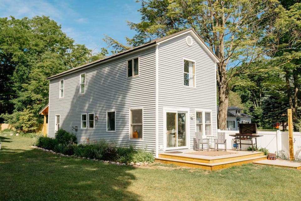 Camp Haven Retreat 3 Homes 12 Bedrooms Little Glen Lake House in Glen Lake