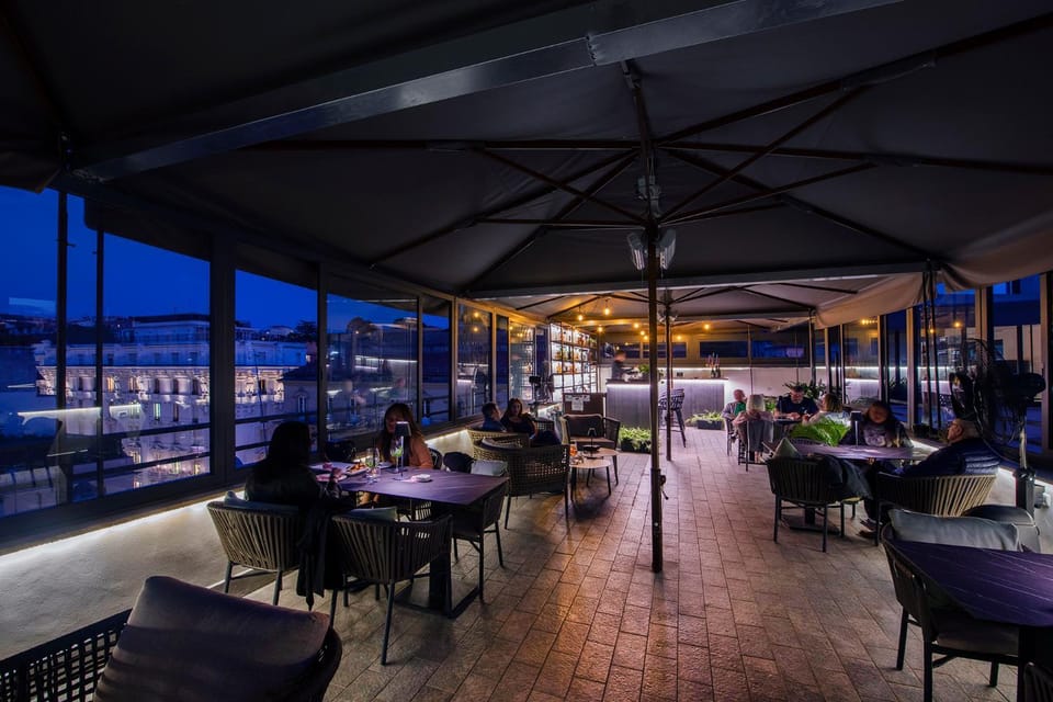 Restaurant/places to eat, Night, group of guests