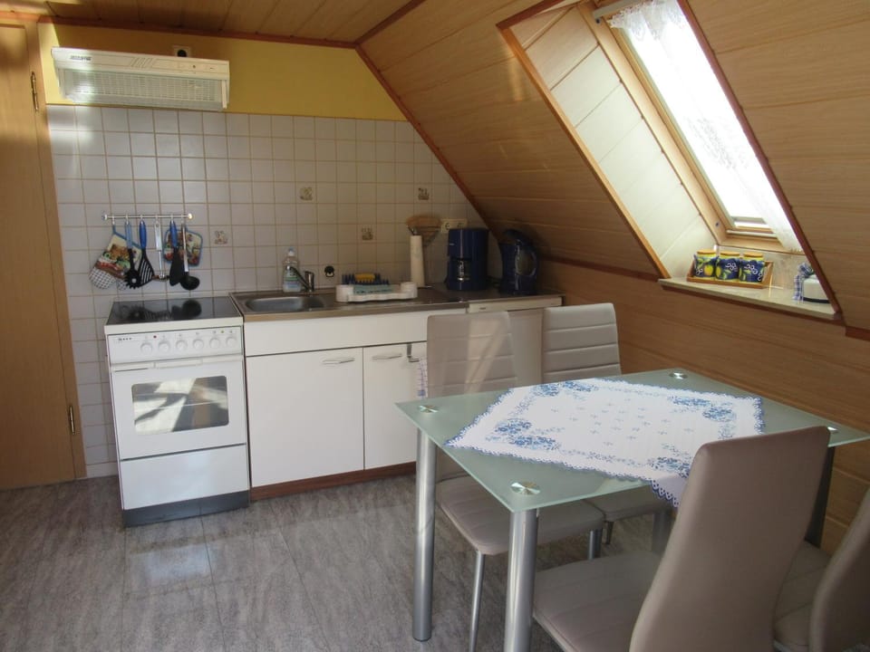 Kitchen or kitchenette, Dining area