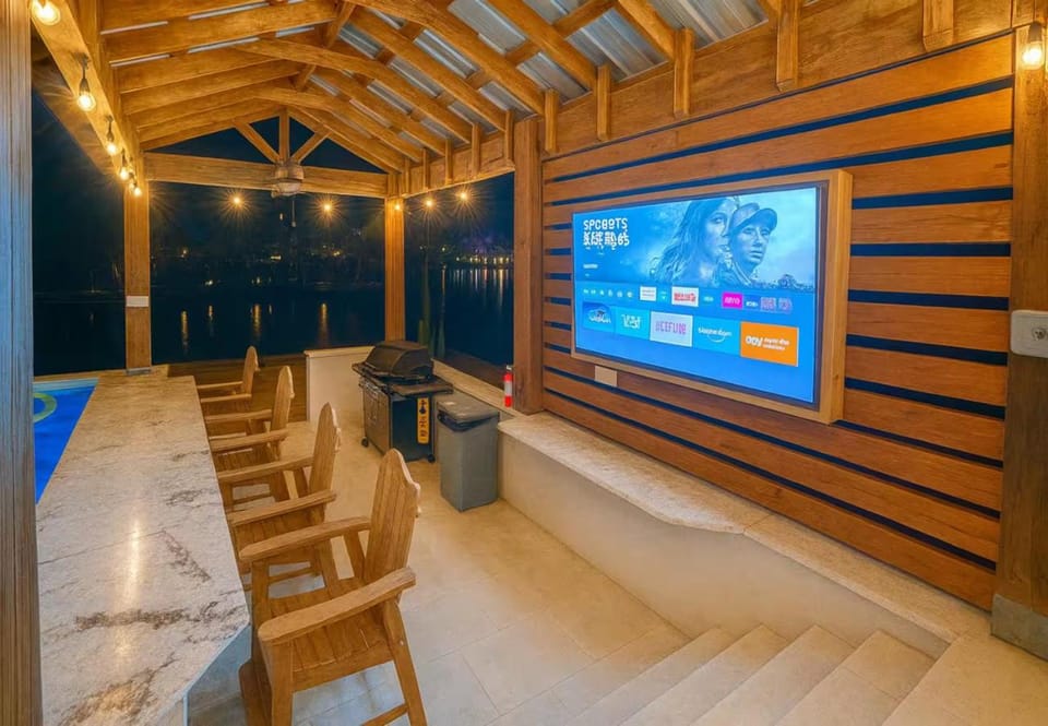 Phenomenal Lux Oceanfront House with Heated Pool & Hot Tub, Firepit, Private Dock and very close 2 beach House in Ono Island