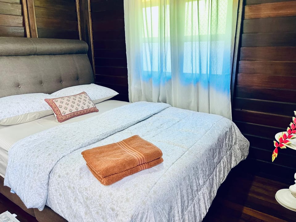 Bed, Bedroom, towels