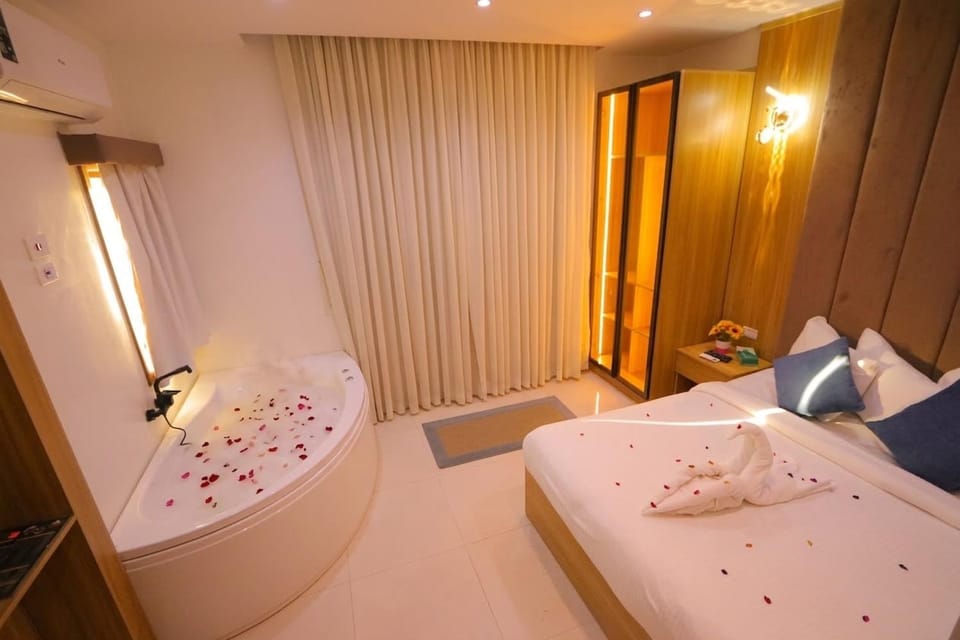 Bed, Hot Tub, Bathroom, Photo of the whole room, Bedroom, Bath, towels