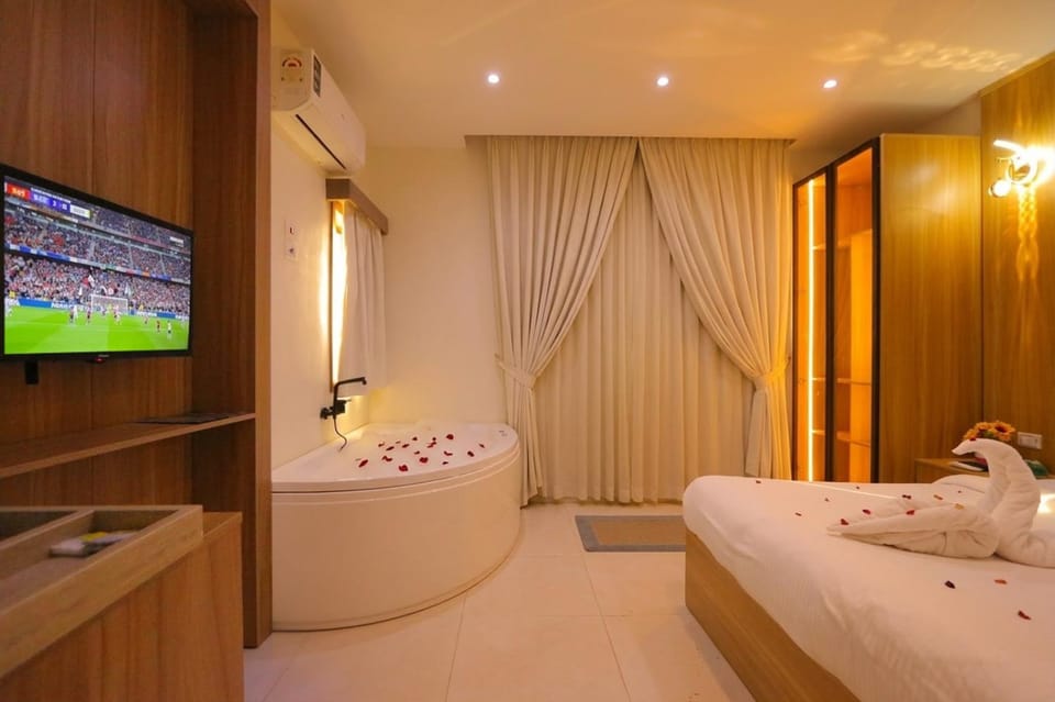 Bed, Bathroom, TV and multimedia, Photo of the whole room, Bedroom, Bath, towels