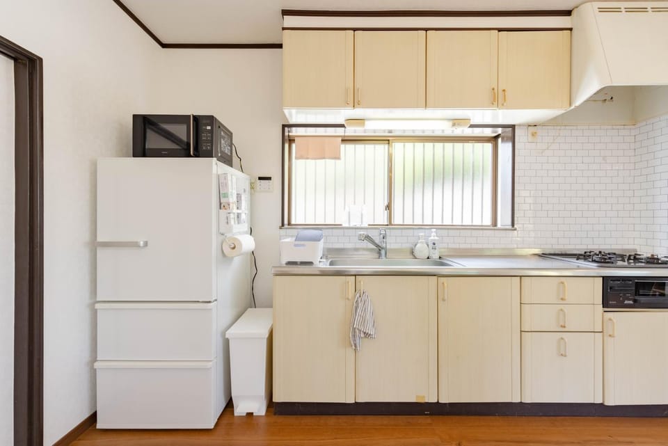 Kitchen or kitchenette, microwave, stove