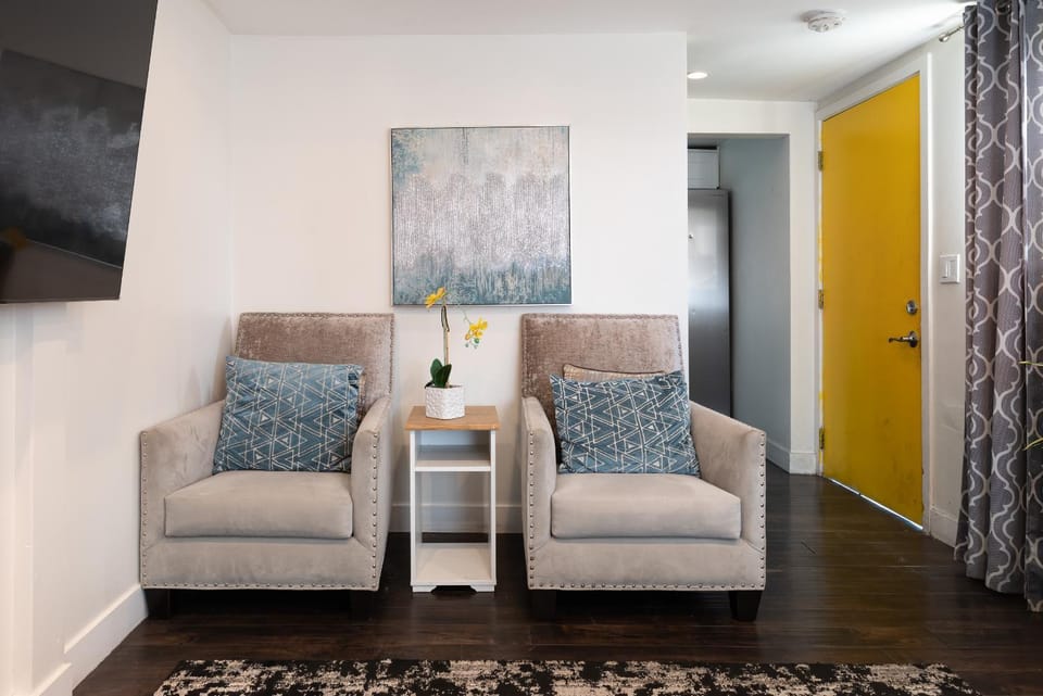 Comfy and stylish 2 bedroom one bath Apartment in Oakland