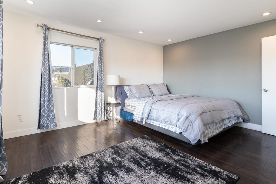 Comfy and stylish 2 bedroom one bath Apartment in Oakland