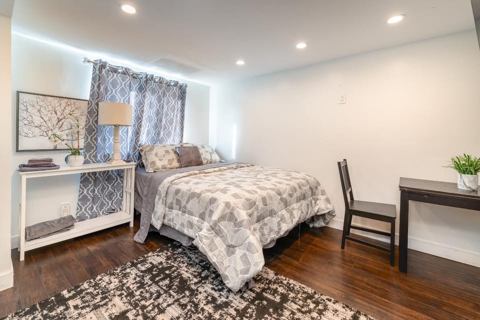 Comfy and stylish 2 bedroom one bath Apartment in Oakland