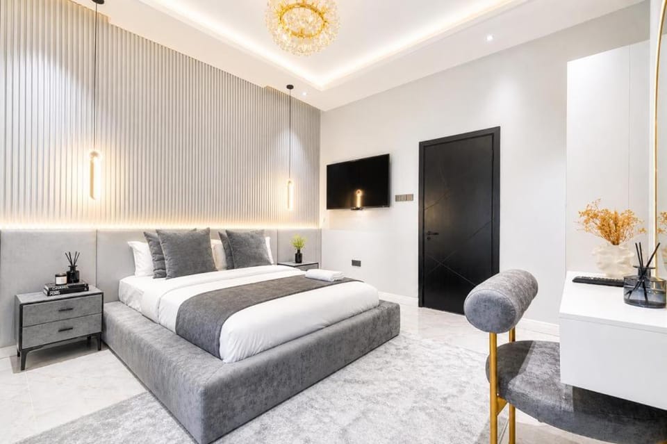 Bed, TV and multimedia, Photo of the whole room, Bedroom