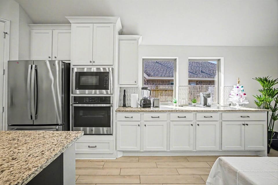 Modern 4BR Suburban Retreat near Houston Pearland Villa in Pearland