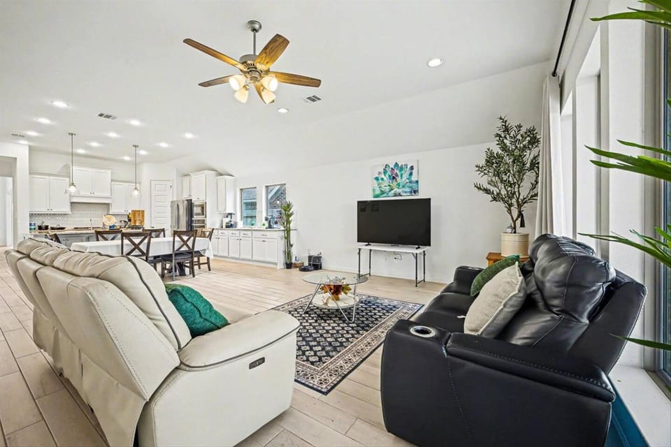 Modern 4BR Suburban Retreat near Houston Pearland Villa in Pearland