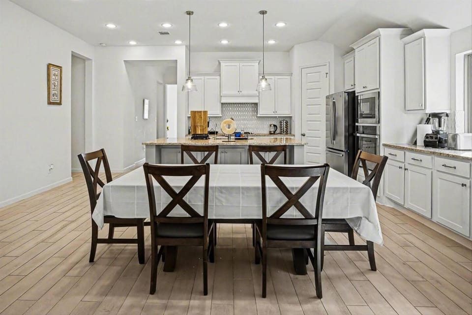 Modern 4BR Suburban Retreat near Houston Pearland Villa in Pearland