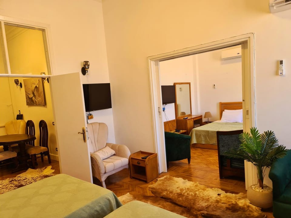 Communal lounge/ TV room, Bed, TV and multimedia, Living room, Photo of the whole room, Seating area, Evening entertainment, Bedroom, air conditioner
