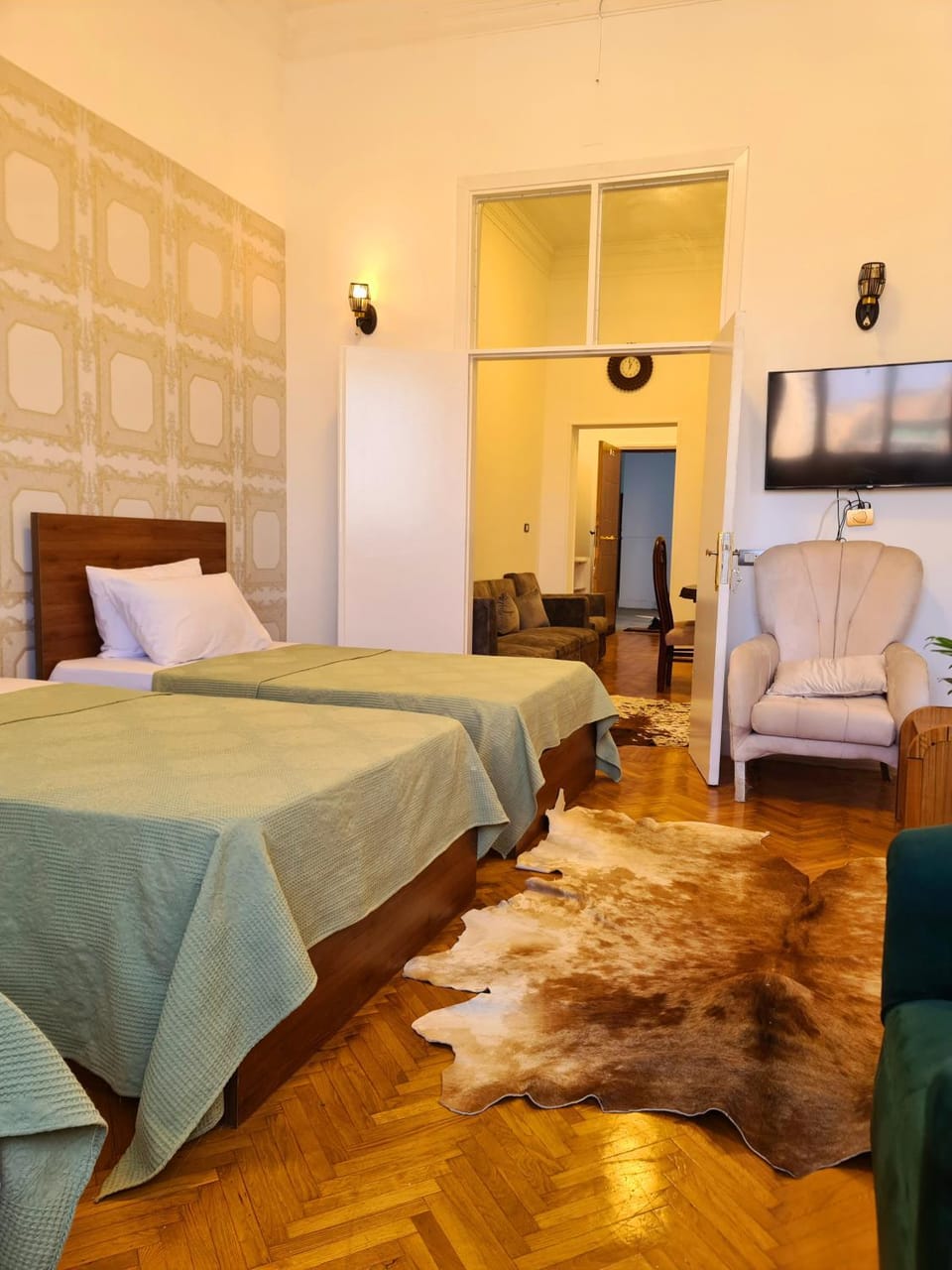 Bed, TV and multimedia, Living room, Photo of the whole room, Seating area, Bedroom