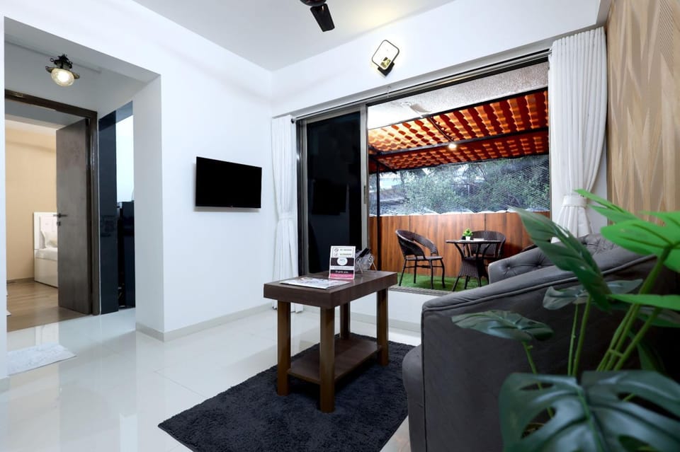Communal lounge/ TV room, TV and multimedia, Living room, Seating area, Dining area, Evening entertainment, air conditioner