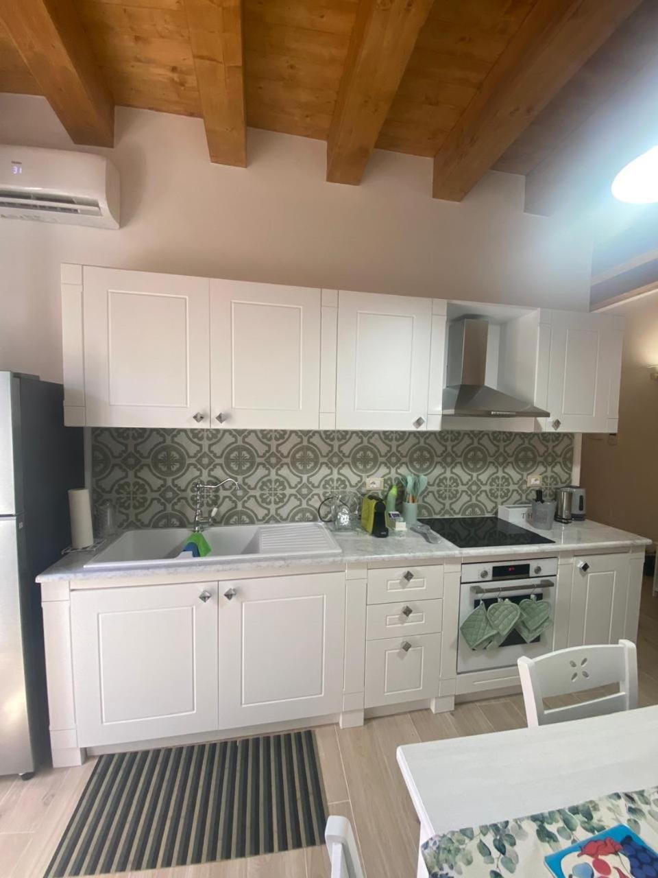 Kitchen or kitchenette, Dining area, stove