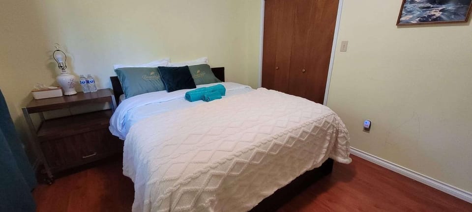 Cozy PrivateRoom Close YVR Airport Metro HeartCenter Vacation rental in Richmond