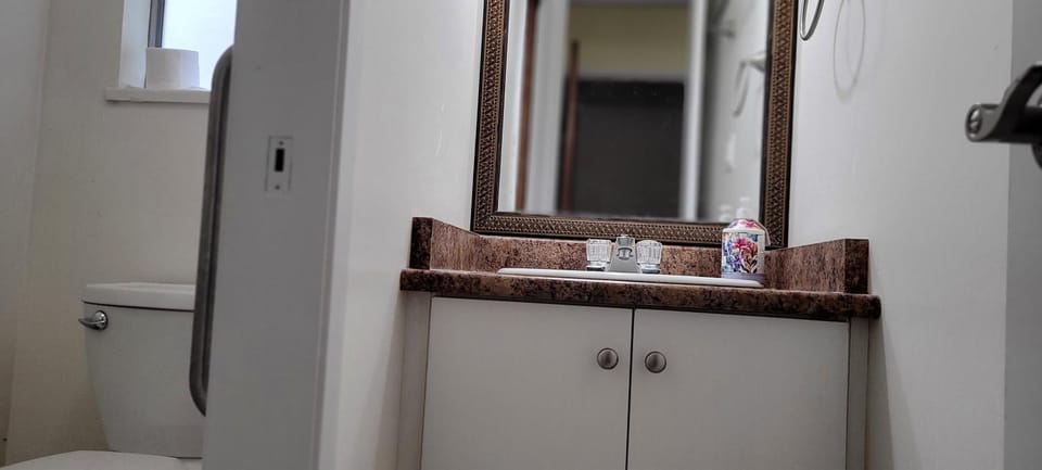 Cozy PrivateRoom Close YVR Airport Metro HeartCenter Vacation rental in Richmond