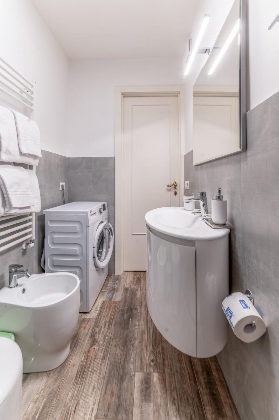 Toilet, Bathroom, towels, washing machine