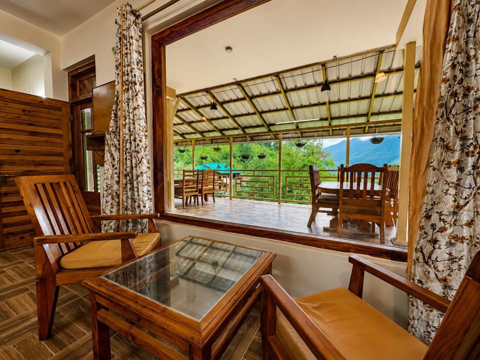 Seating area, Dining area