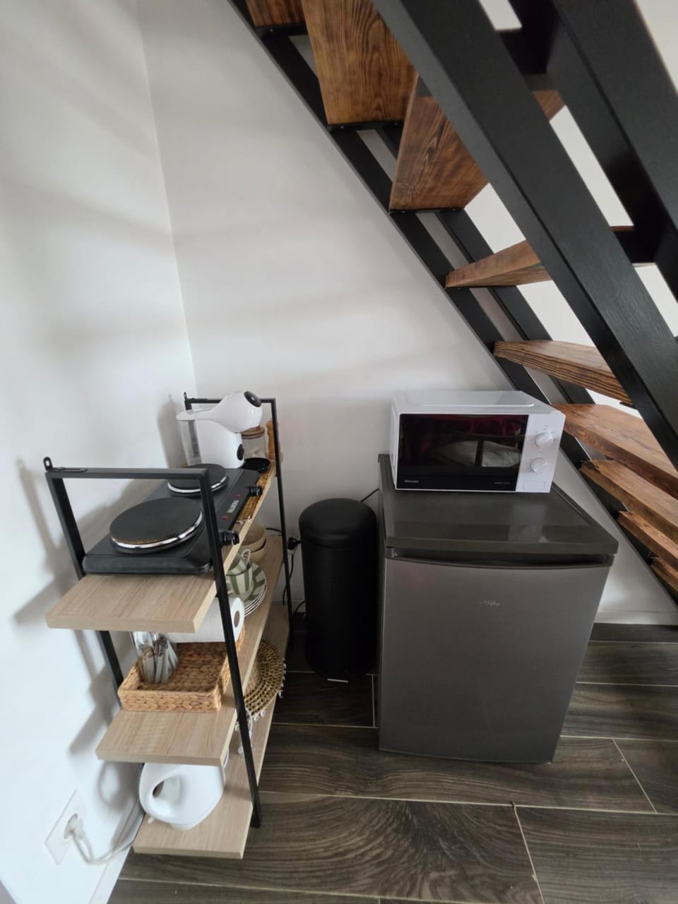 Kitchen or kitchenette, minibar
